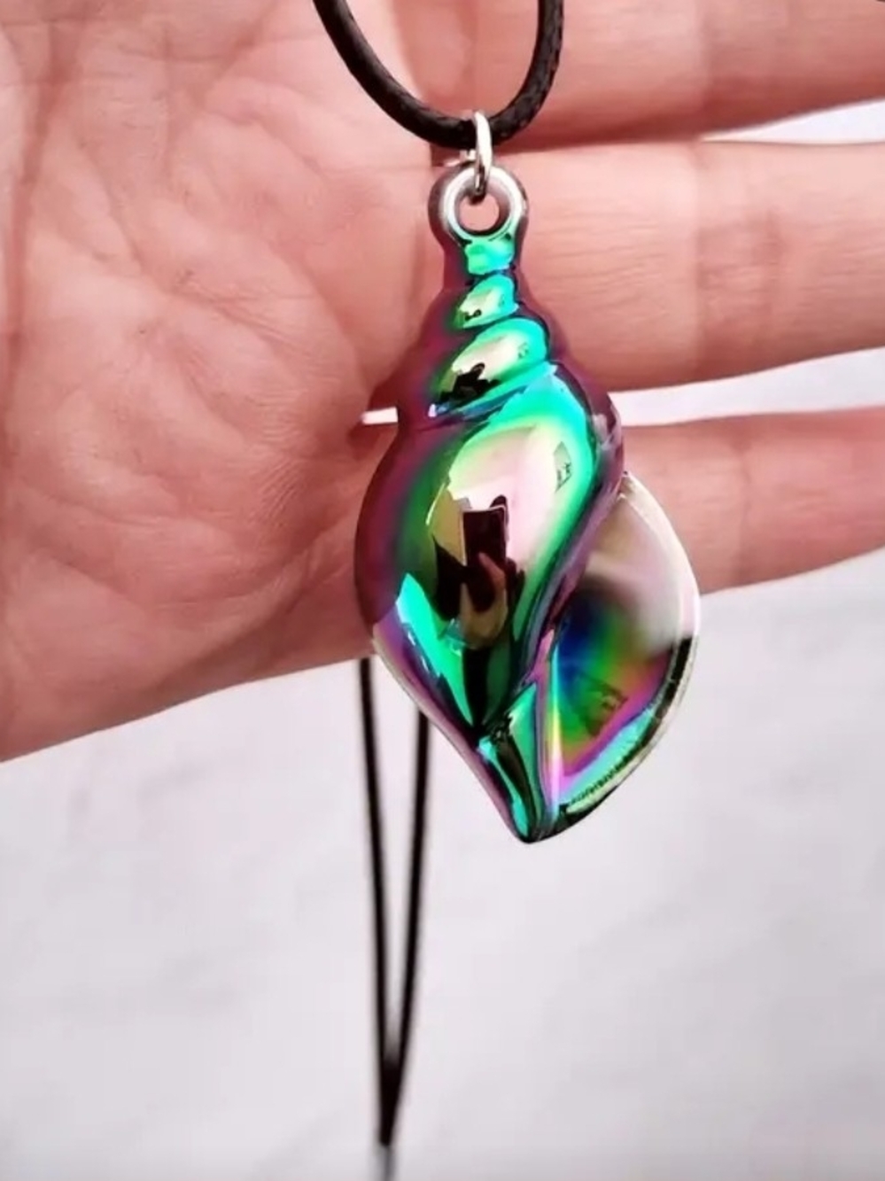 NWOT Iridescent Green Shell Pendant Necklace - Women Jewelry.